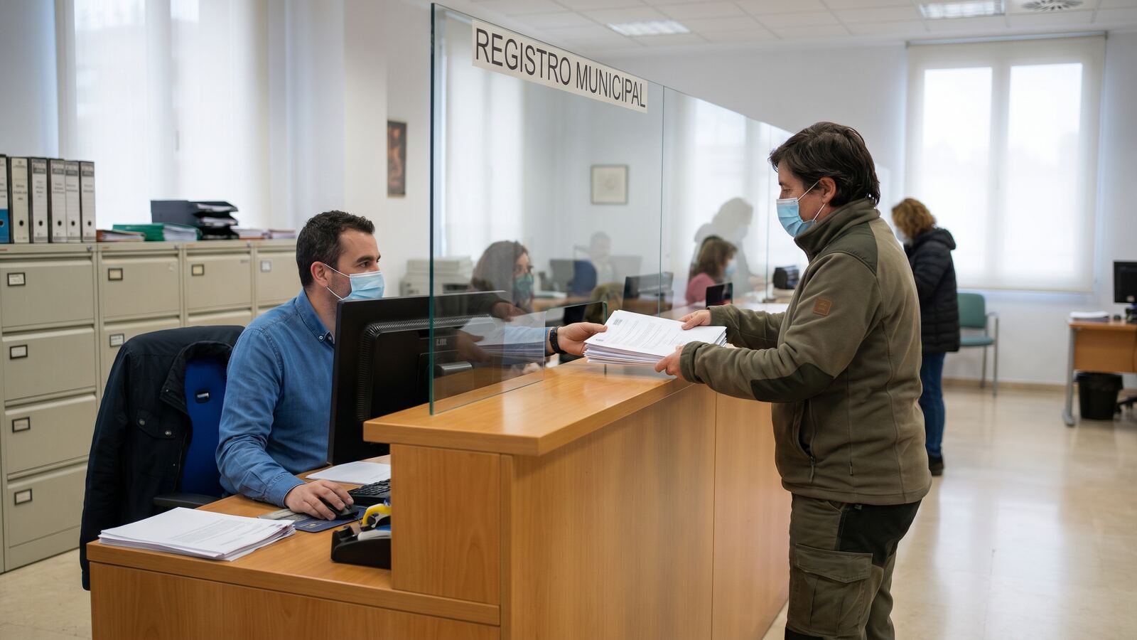 Persona obteniendo su cita previa de extranjería para la toma de huellas y TIE en España