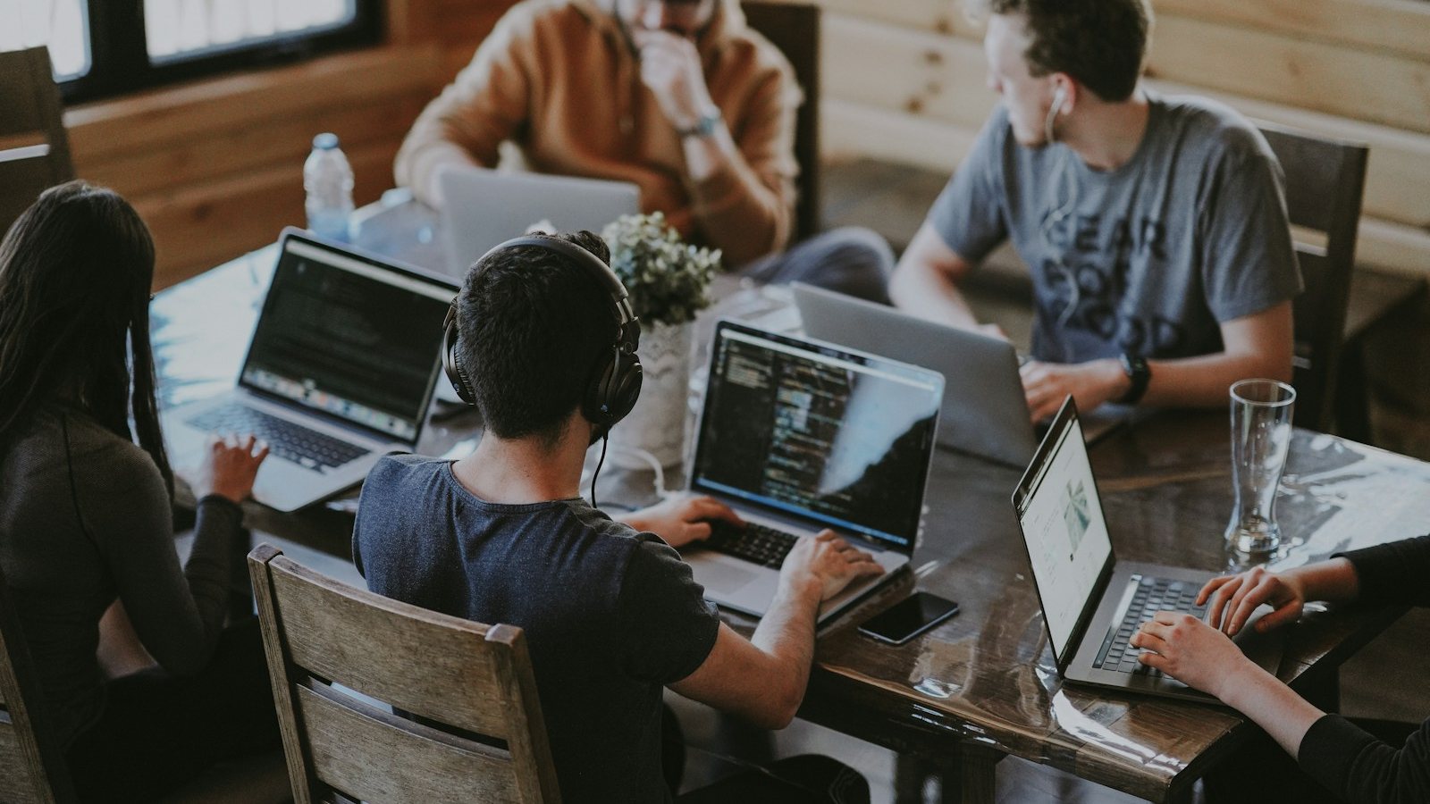 Profesionales teletrabajando con portátiles, el perfil del visado de nómada digital en España